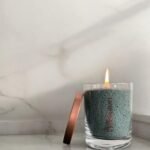 Bekvapė biri žvakė stiklo indelyje - "Emerald" 160 g.