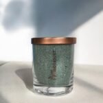 Bekvapė biri žvakė stiklo indelyje - "Emerald" 160 g.